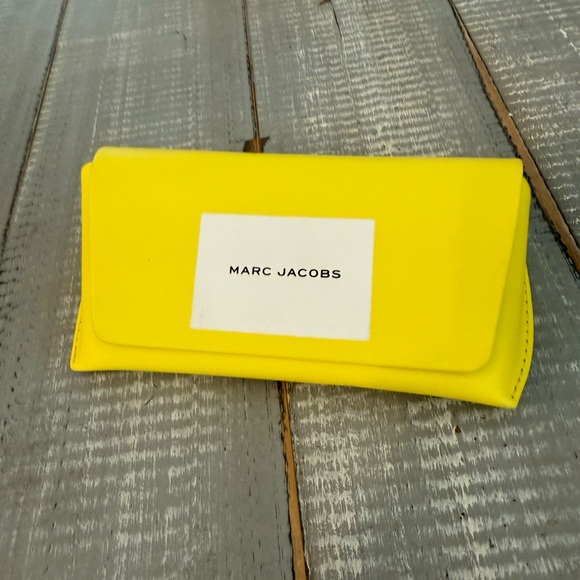 Marc Jacobs Chic Black Sunglasses with gold accent. Classic style. - Picture 10 of 10